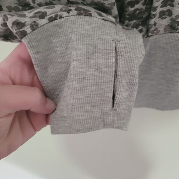Athleta Balance Printed Sweatshirt in Grey Size 2X - Picture 8 of 9